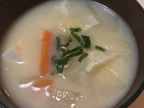 大根人参油揚げ豆腐の白味噌のお味噌汁